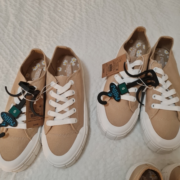 MAD LOVE BUNDLE 4 PAIR SNEAKERS 2 SZ 8, 2 SZ 9 - Picture 3 of 5